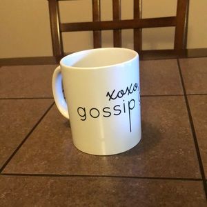 White mug that says xoxo gossip girl
